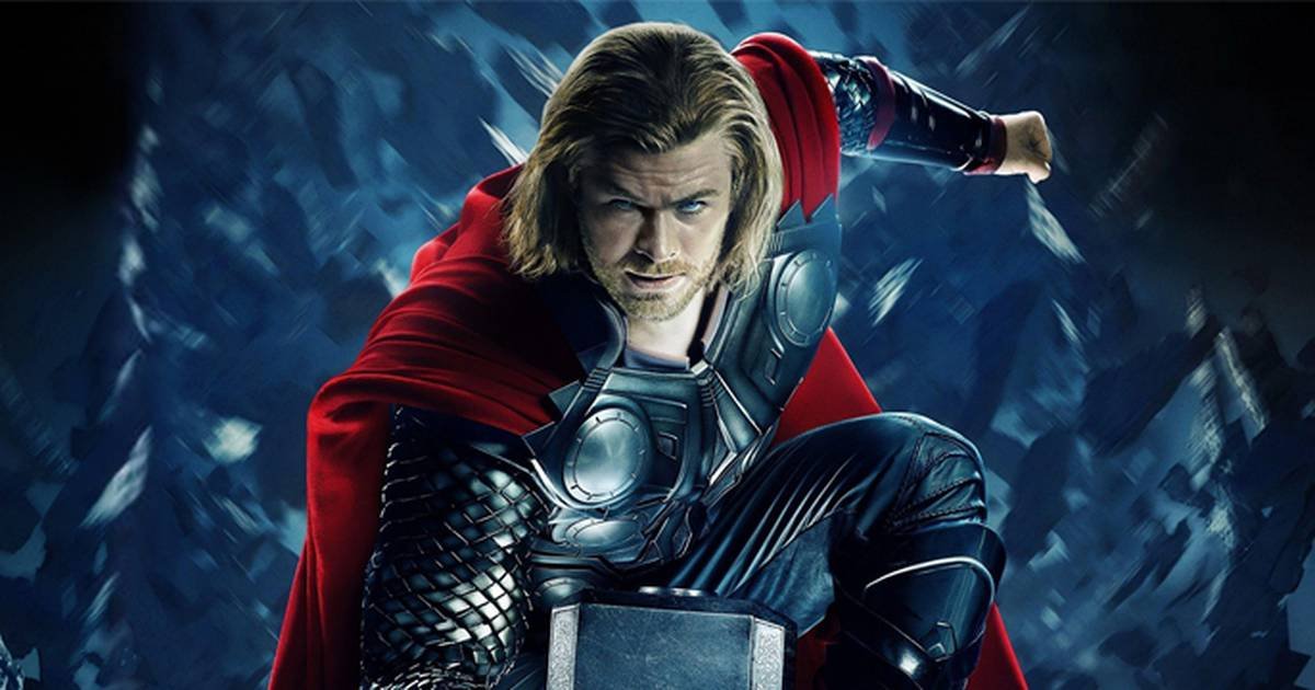 Cena do filme Thor (2011) com Chris Hemsworth segurando o martelo Mjölnir