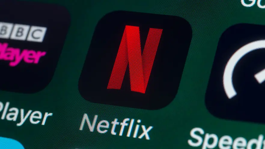 Ted Sarandos, co-CEO da Netflix, e a presidente do México, Claudia Sheinbaum, durante anúncio de investimento na indústria audiovisual mexicana.