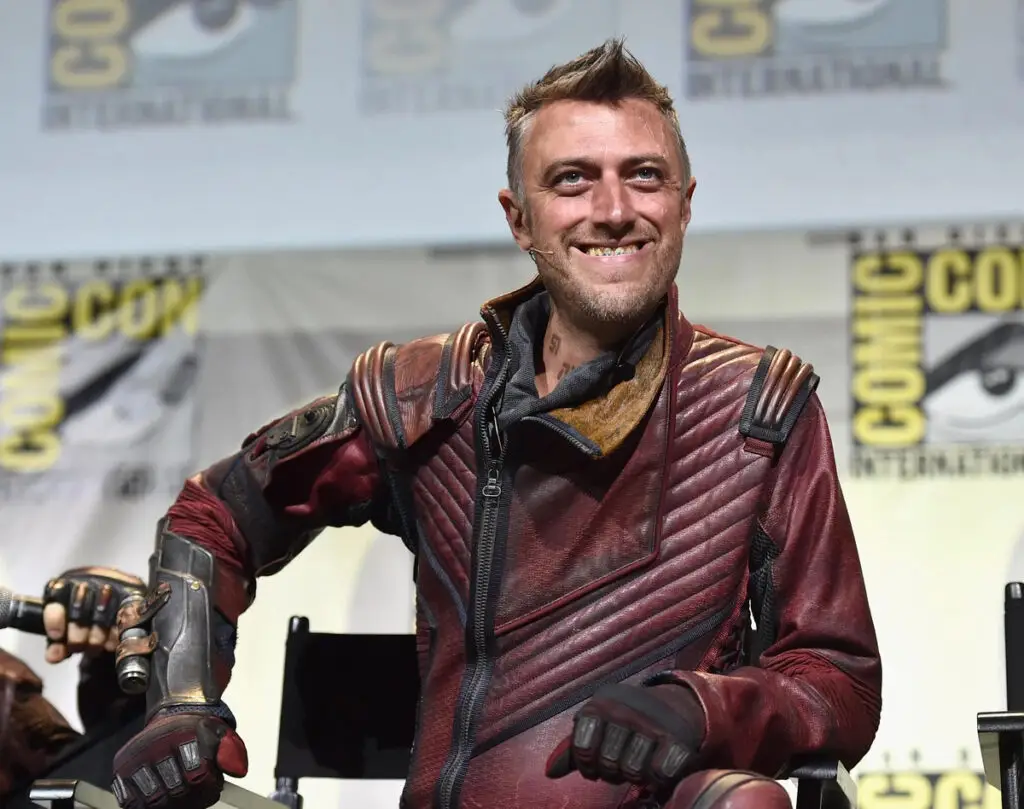Sean Gunn caracterizado como Maxwell Lord no novo filme do Superman dirigido por James Gunn