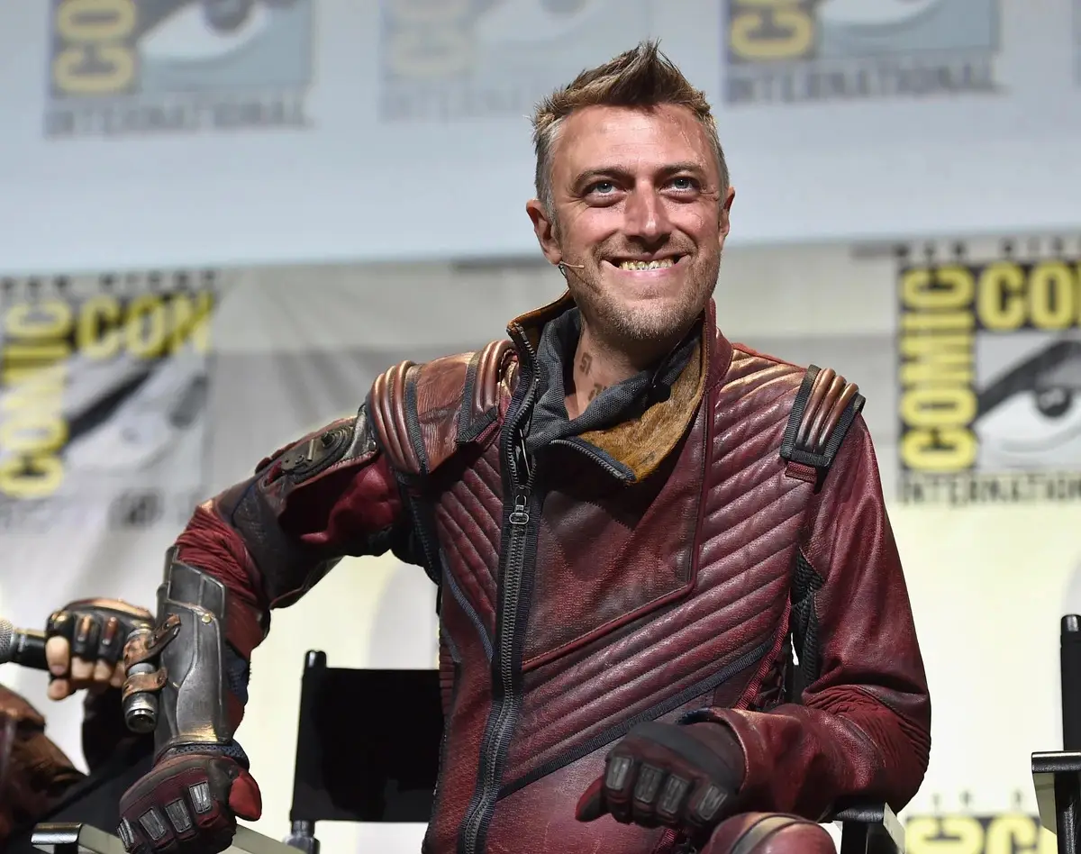 Sean Gunn caracterizado como Maxwell Lord no novo filme do Superman dirigido por James Gunn