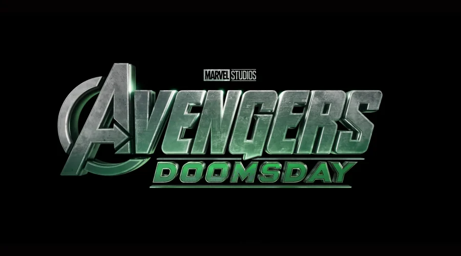 Logo de Avengers Doomsday com heróis da Marvel ao fundo em cenário de destruição.